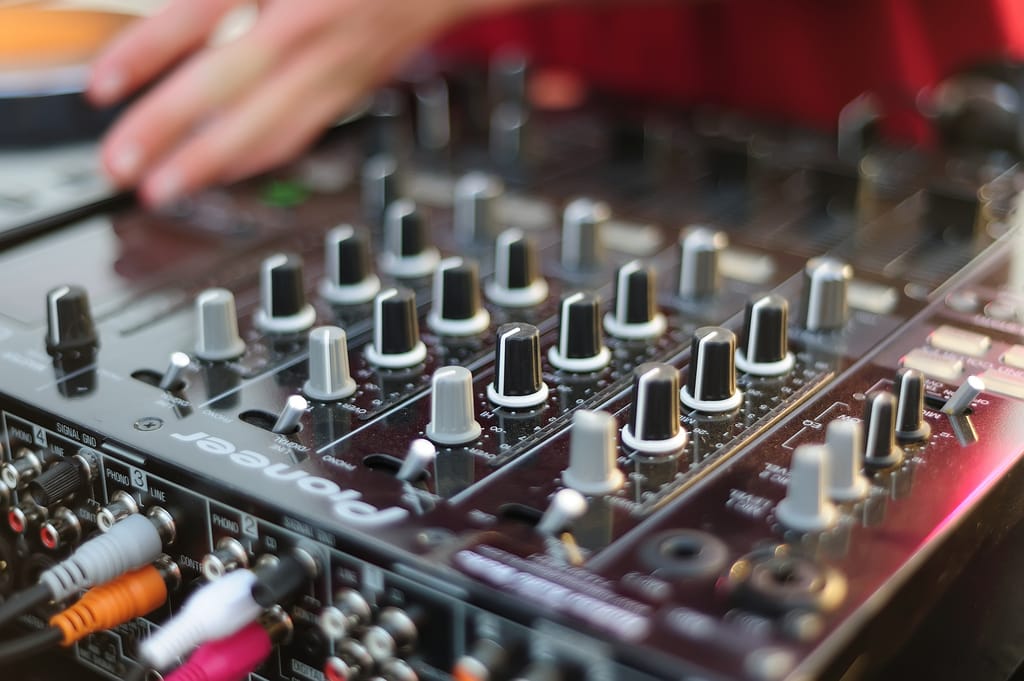 How to Choose a Wedding DJ